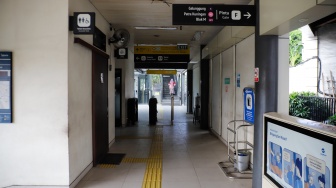 Suasana Halte Transjakarta Manggarai yang tutup di Jakarta, Rabu (6/5/2026). [Suara.com/Alfian Winanto]
