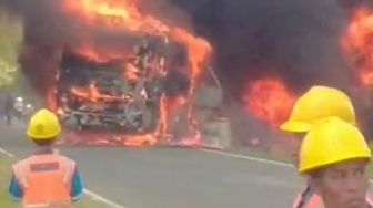 Bus Tujuan Pekanbaru Terbakar Tabrakan dengan Truk Tangki, 16 Orang Tewas