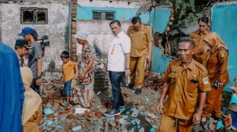 Tak Hanya Bangun Rumah, Bupati Karawang Beri Modal Usaha untuk Nenek Korban Kebakaran
