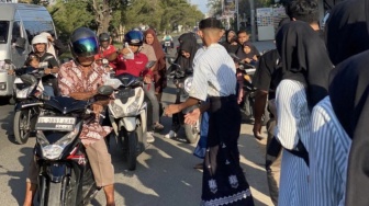 Siswa Sekolah Rakyat Aceh Besar Bagikan Takjil Gratis