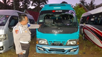Teror di Pantai Wediawu Malang: Wisatawan Diserang Massa, 6 Mobil Hancur dan Korban Luka-luka