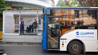 Suasana Halte Transjakarta Manggarai sementara di Jakarta, Rabu (6/5/2026). [Suara.com/Alfian Winanto]
