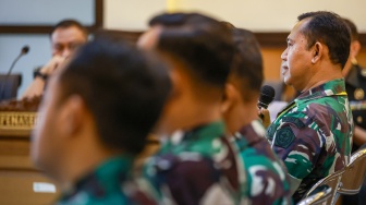 Komandan Detasemen Markas Badan Intelijen Strategis (BAIS) TNI Kolonel Infanteri Heri Haryadi (kanan) menyampaikan keterangan saat bersaksi pada sidang lanjutan kasus penyiraman air keras kepada aktivis KontraS Andrie Yunus di Pengadilan Militer II-08, Jakarta, Rabu (6/5/2026). [ANTARA FOTO/Dhemas Reviyanto/nym]