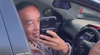 Berpangkat AKBP, Polisi Ngeyel Ditegur Merokok Sambil Nyetir Akhirnya Minta Maaf