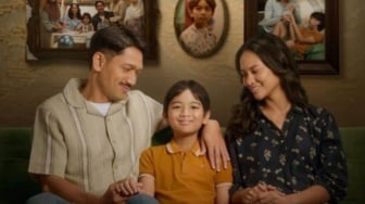 Kukungan Emosi dalam Set Terbatas Film Kupeluk Kamu Selamanya