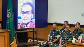 Hakim menampilkan foto salah satu terdakwa yang juga terkena air keras Serda Edi Sudarko (kedua kanan) pada sidang lanjutan kasus penyiraman air keras kepada aktivis KontraS Andrie Yunus di Pengadilan Militer II-08, Jakarta, Rabu (6/5/2026). [ANTARA FOTO/Dhemas Reviyanto/nym]