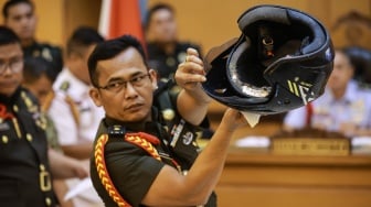 Oditur Militer menunjukkan barang bukti berupa helm yang digunakan korban pada sidang lanjutan kasus penyiraman air keras kepada aktivis KontraS Andrie Yunus di Pengadilan Militer II-08, Jakarta, Rabu (6/5/2026). [ANTARA FOTO/Dhemas Reviyanto/nym]
