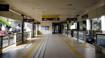 Suasana Halte Transjakarta Manggarai yang tutup di Jakarta, Rabu (6/5/2026). [Suara.com/Alfian Winanto]
