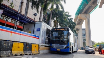 Suasana Halte Transjakarta Manggarai sementara di Jakarta, Rabu (6/5/2026). [Suara.com/Alfian Winanto]
