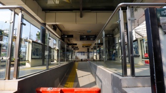 Suasana Halte Transjakarta Manggarai yang tutup di Jakarta, Rabu (6/5/2026). [Suara.com/Alfian Winanto]
