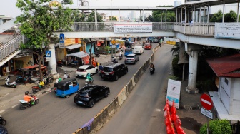 Keadaan lalu lintas di sekitar Halte Transjakarta Manggarai yang tutup di Jakarta, Rabu (6/5/2026). [Suara.com/Alfian Winanto]
