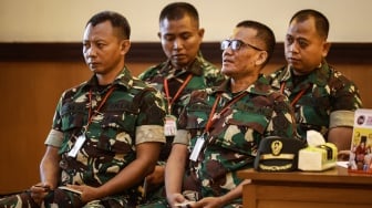 Terdakwa kasus penyiraman air keras kepada aktivis KontraS Andrie Yunus, Serda Edi Sudarko (kedua kanan), Lettu Budhi Hariyanto Cahyono (kiri), Lettu Sami Lakka (kedua kiri), dan Kapten Nandala Dwi Prasetya (kanan) menjalani sidang lanjutan di Pengadilan Militer II-08, Jakarta, Rabu (6/5/2026). [ANTARA FOTO/Dhemas Reviyanto/nym]