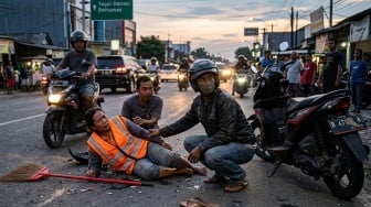 Viral  Pemotor di Cikarang Tabrak Penyapu, Pura-pura Menolong Lalu Kabur Sambil Buang Sandal Korban!