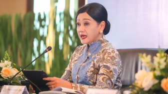 Ketua Dewan Komisioner Otoritas Jasa Keuangan (OJK) Friderica Widyasari  (kiri) dan Ketua Dewan Komisioner Lembaga Penjamin Simpanan (LPS) Anggito Abimanyu (kanan) menyampaikan hasil rapat berkala Komite Stabilitas Sistem Keuangan (KSSK) II 2026 di Kantor OJK, Jakarta, Kamis (7/5/2026). [Suara.com/Alfian Winanto]
