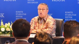 Gubernur Bank Indonesia Perry Warjiyo menyampaikan hasil rapat berkala Komite Stabilitas Sistem Keuangan (KSSK) II 2026 di Kantor OJK, Jakarta, Kamis (7/5/2026). [Suara.com/Alfian Winanto]
