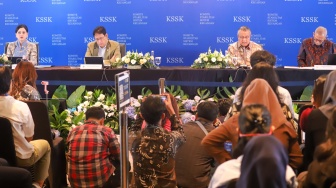 Menkeu Purbaya Yudhi Sadewa (kedua kiri) bersama Gubernur Bank Indonesia Perry Warjiyo (kedua kanan), Ketua Dewan Komisioner Otoritas Jasa Keuangan (OJK) Friderica Widyasari  (kiri) dan Ketua Dewan Komisioner Lembaga Penjamin Simpanan (LPS) Anggito Abimanyu (kanan) menyampaikan hasil rapat berkala Komite Stabilitas Sistem Keuangan (KSSK) II 2026 di Kantor OJK, Jakarta, Kamis (7/5/2026). [Suara.com/Alfian Winanto]
