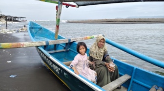 Menyusuri Teduh Pantai Cemara di Ujung Selatan Jember