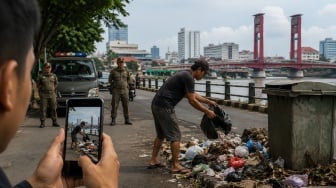 Warga Palembang Dijanjikan Imbalan Jika Rekam Pembuang Sampah, Efektifkah?