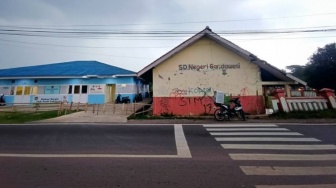Di Balik Megahnya Dapur MBG, Ada Sekolah yang Dilupakan Negara