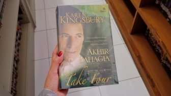 Di Balik Sorotan Kamera: Pertarungan Moral dalam Novel Take Four