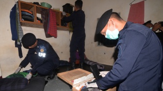 Petugas memeriksa barang milik warga binaan pemasyarakatan saat razia gabungan di Rumah Tahanan Negara (Rutan) kelas IIB Boyolali, Jawa Tengah, Jumat (8/5/2026). [ANTARA FOTO/Aloysius Jarot Nugroho/agr]