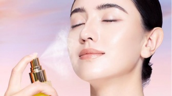 4 Spray Serum Bi-Phase Kunci Kulit Glowing Setiap Hari, Under Rp100 Ribuan!