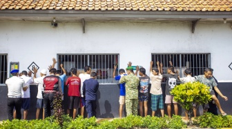 Petugas gabungan memeriksa warga binaan pemasyarakatan saat razia HP ilegal, pungutan liar dan narkoba di Lembaga Pemasyarakatan (Lapas) Kelas IIB Indramayu, Jawa Barat, Jumat (8/5/2026). [ANTARA FOTO/Dedi Suwidiantoro/agr]