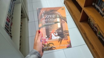 Of Love and Other Demons: Kritik Tajam terhadap Takhayul dan Prasangka