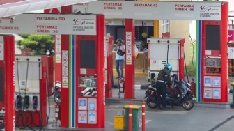 Pengendara mengisi bensin untuk kendaraannya di SPBU Pertamina, kawasan Palmerah, Jakarta, Jumat (8/5/2026). [Suara.com/Alfian Winanto]