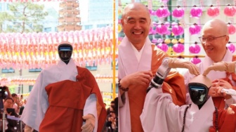 Era Baru Dimulai, Robot Rp234 Juta Disumpah Jadi Biksu Buddha