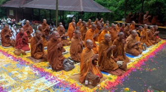 Puluhan Bhikkhu melakukan persembahyangan saat Indonesia Walk for Peace 2026 di Pura Siwa Buddha, Tabanan, Bali, Jumat (8/5/2026). [ANTARA FOTO/Nyoman Hendra Wibowo/agr]