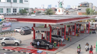 Pengendara mengisi bensin untuk kendaraannya di SPBU Pertamina, kawasan Palmerah, Jakarta, Jumat (8/5/2026). [Suara.com/Alfian Winanto]