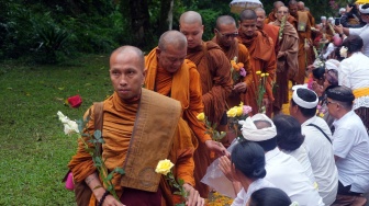 Warga memberikan bunga kepada para Bhikkhu saat Indonesia Walk for Peace 2026 di Pura Siwa Buddha, Tabanan, Bali, Jumat (8/5/2026). [ANTARA FOTO/Nyoman Hendra Wibowo/agr]