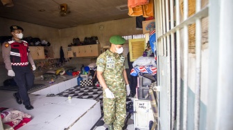 Petugas gabungan memeriksa kamar warga binaan pemasyarakatan saat razia HP ilegal, pungutan liar dan narkoba di Lembaga Pemasyarakatan (Lapas) Kelas IIB Indramayu, Jawa Barat, Jumat (8/5/2026). [ANTARA FOTO/Dedi Suwidiantoro/agr]