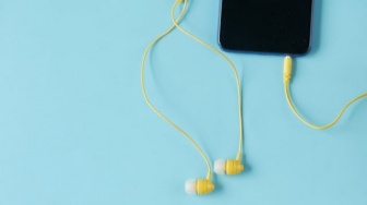 Earphone Kabel Kembali Digemari Anak Muda, Nostalgia atau Kesadaran?