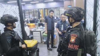 Brimob Bersenjata Lengkap Kepung Hayam Wuruk: Markas Judi Online Jaringan Internasional Terendus