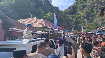 Prabowo Tinjau Kampung Nelayan Merah Putih di Gorontalo, Sapa Warga dari Atas Maung