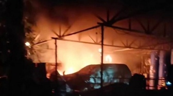 Luapkan Kekecewaan, Warga Bakar Rumah Terduga Bandar Narkoba di Rokan Hilir
