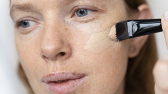 6 Rekomendasi BB Cream untuk Usia 40 Tahun ke Atas dari Brand Lokal
