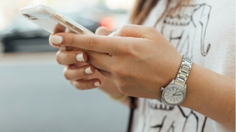 Diary Seorang Digital Slaves: Saat Notifikasi Lebih Mengatur Saya daripada Alarm