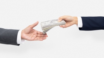 Ketika Rupiah Melemah, Kelas Menengah Dipaksa Bertahan Lebih Keras