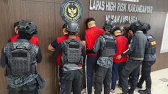 Mata Ditutup dan Tangan Kaki Diikat, Ammar Zoni Resmi Dipindahkan ke Lapas Nusakambangan