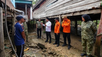 Andi Sudirman ke Lokasi Banjir Bone, Serahkan Bantuan Rp1 Miliar