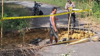 Pengendara Diminta Waspada, Jalan Desa di Landak Mendadak Ambles dan Berbahaya saat Malam