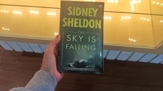 Ketika Jurnalisme Bertemu Konspirasi Kelas Dunia di Buku The Sky is Falling