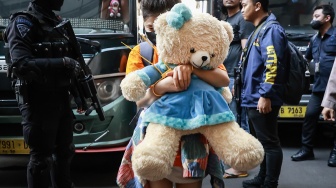 Personel kepolisian menggiring tersangka kasus perjudian daring di Perkantoran Hayam Wuruk Plaza Tower, Jakarta, Minggu (10/5/2026). [ANTARA FOTO/Dhemas Reviyanto/nz]