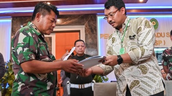 Tim Advokasi untuk Demokrasi (TAUD) yang merupakan kuasa hukum aktivis KontraS Andrie Yunus, Alif Fauzi Nurwidiastomo (kanan) menyerahkan surat penolakan menghadiri sidang ke Sekretaris Pengadilan Militer II-08 Jakarta Mayor Laut (H) Sukadar (kiri) di Pengadilan Militer II-08 Jakarta, Senin (11/5/2026). [ANTARA FOTO/Fakhri Hermansyah/wsj]