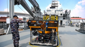 Prajurit TNI AL awak KRI Canopus-936 melihat alat Remotely Operated Vehicle (ROV) atau robot bawah air tanpa awak di buritan KRI Canopus-936, di Dermaga Kolinlamil, Jakarta, Senin (11/5/2026). [ANTARA FOTO/Muhammad Adimaja/tom]