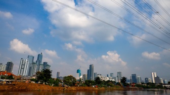 Suasana pemukiman penduduk dengan latar belakang gedung bertingkat di Jakarta, Selasa (12/5/2026). [Suara.com/Alfian Winanto]