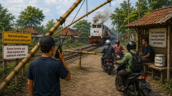 Palang Bambu dan HT Patungan, Warga Pertaruhkan Nyawa Jaga Perlintasan Liar
